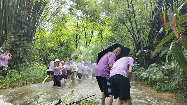 陳楷如：觀戰(zhàn)！“濕身”快樂！.jpg